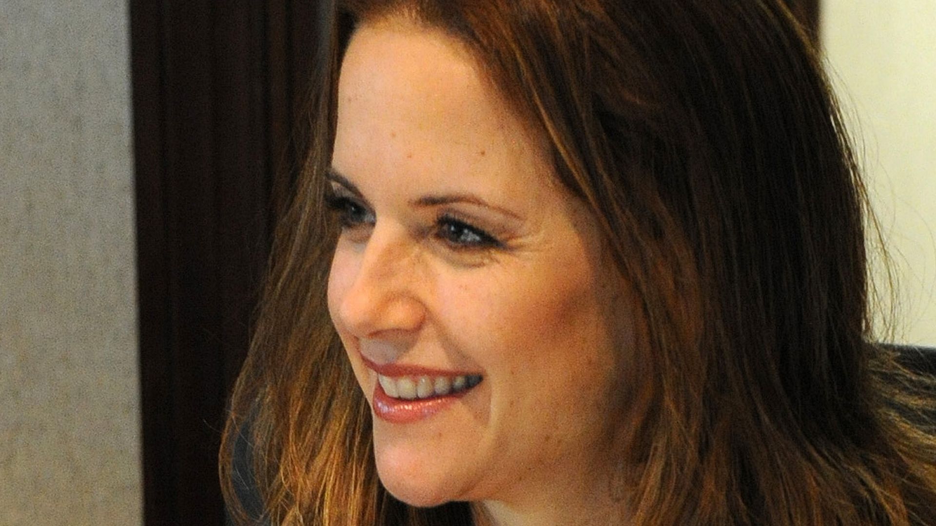 File:Kelly Preston visits Hickam 110913-F-HL283-293.jpg