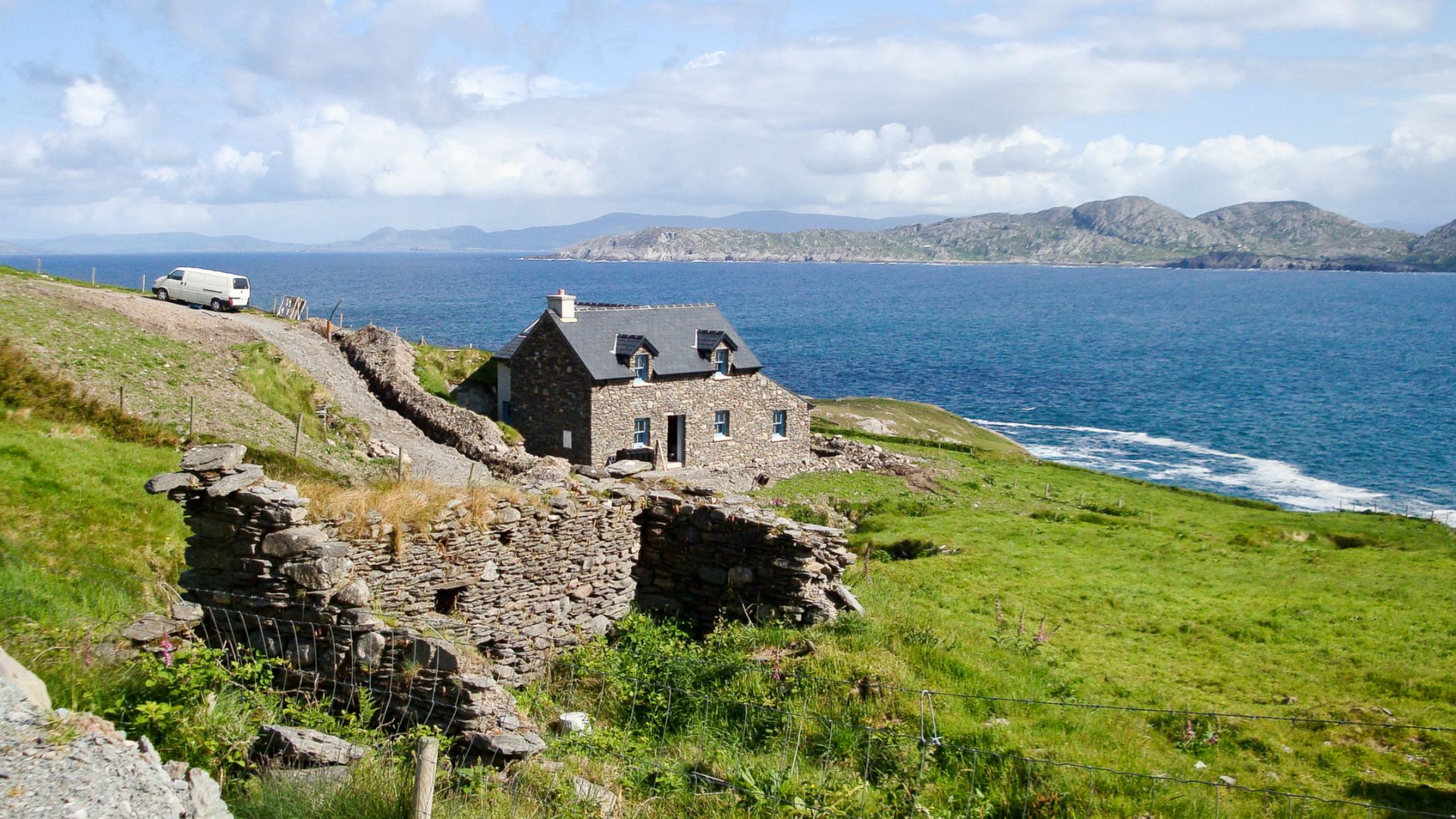 File:Farmhouse Wide Allihies Cork Ireland Jun08 DSC00356.jpg