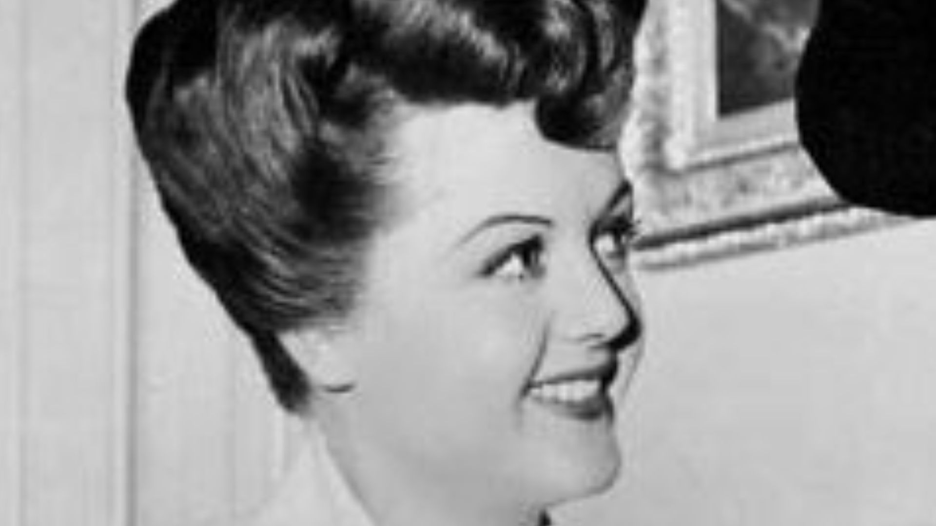 File:Angela Lansbury-Moyna MacGill.jpg