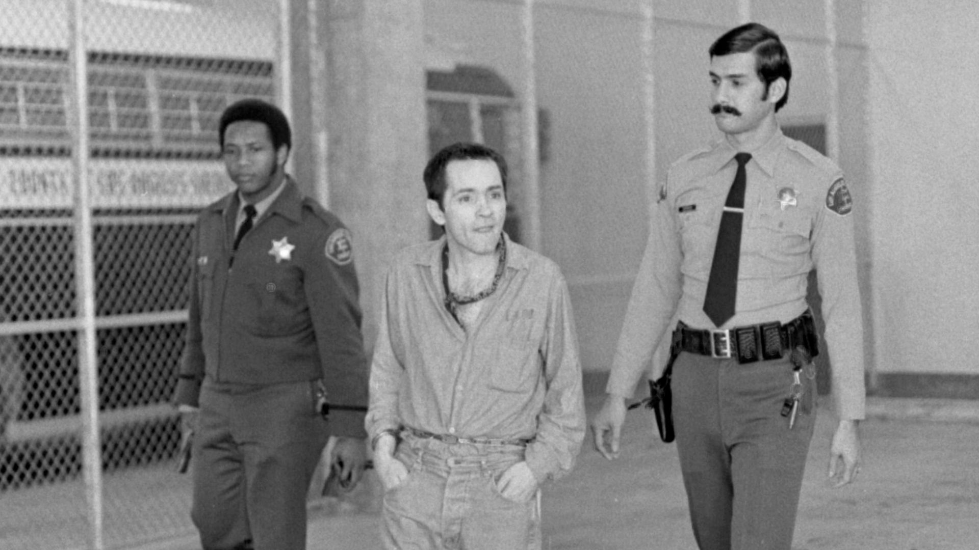 File:Charles Manson, escorted by two Los Angeles Sheriffs, 1973.jpg
