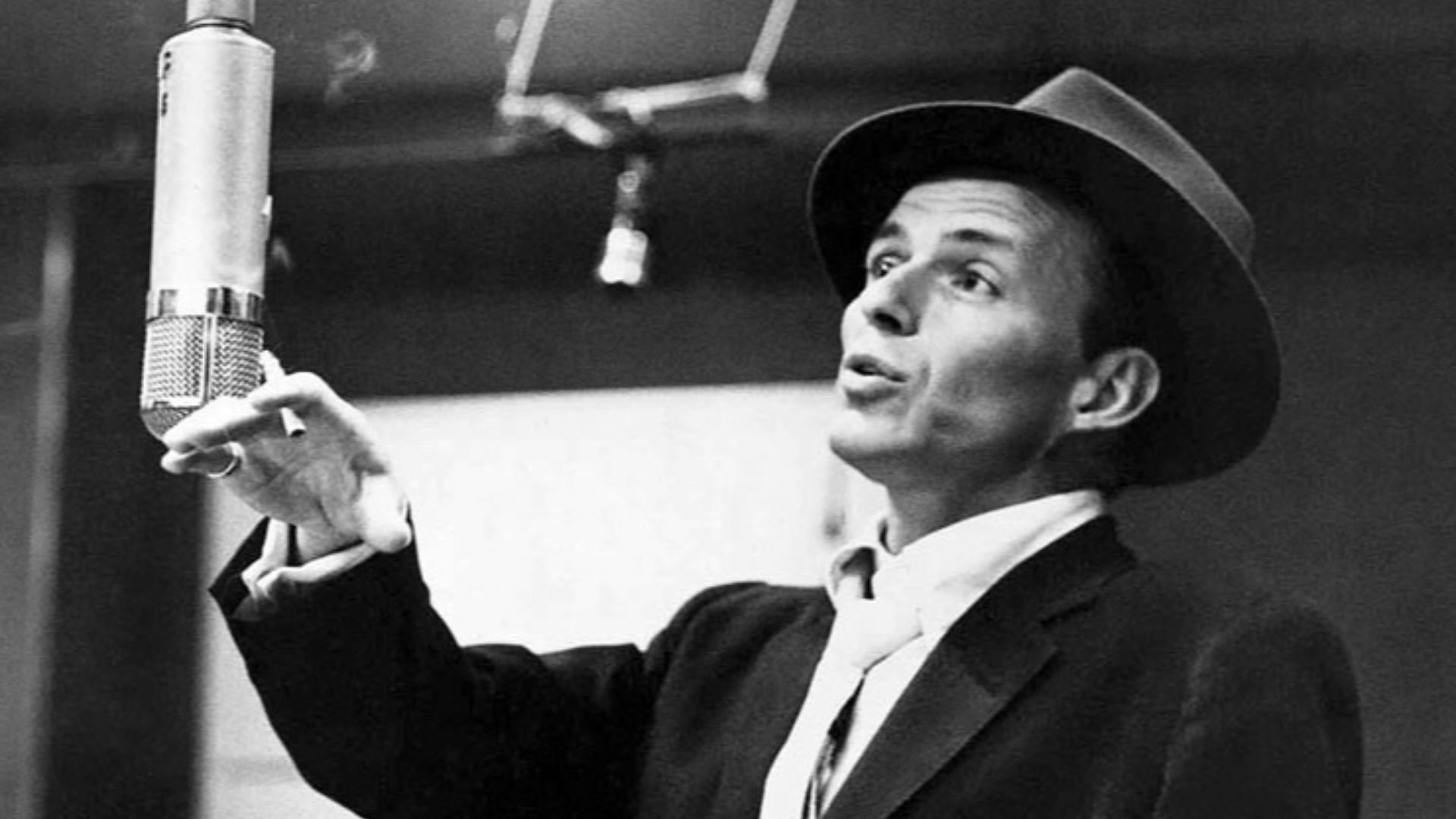 File:Frank Sinatra (circa 1955 in Capitol Studios).jpg