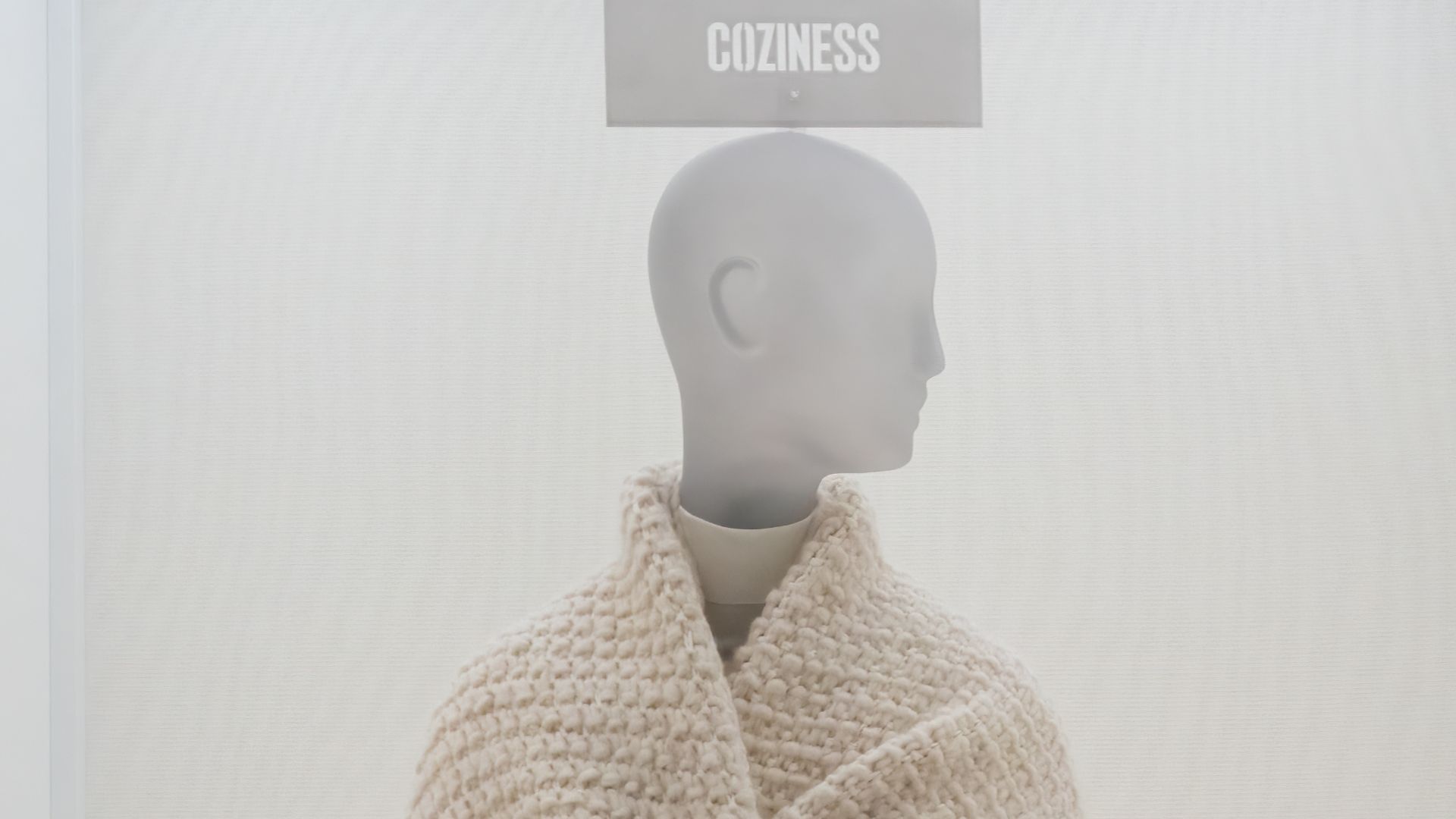 File:The Row sweater and scarf at the Met (52716).jpg