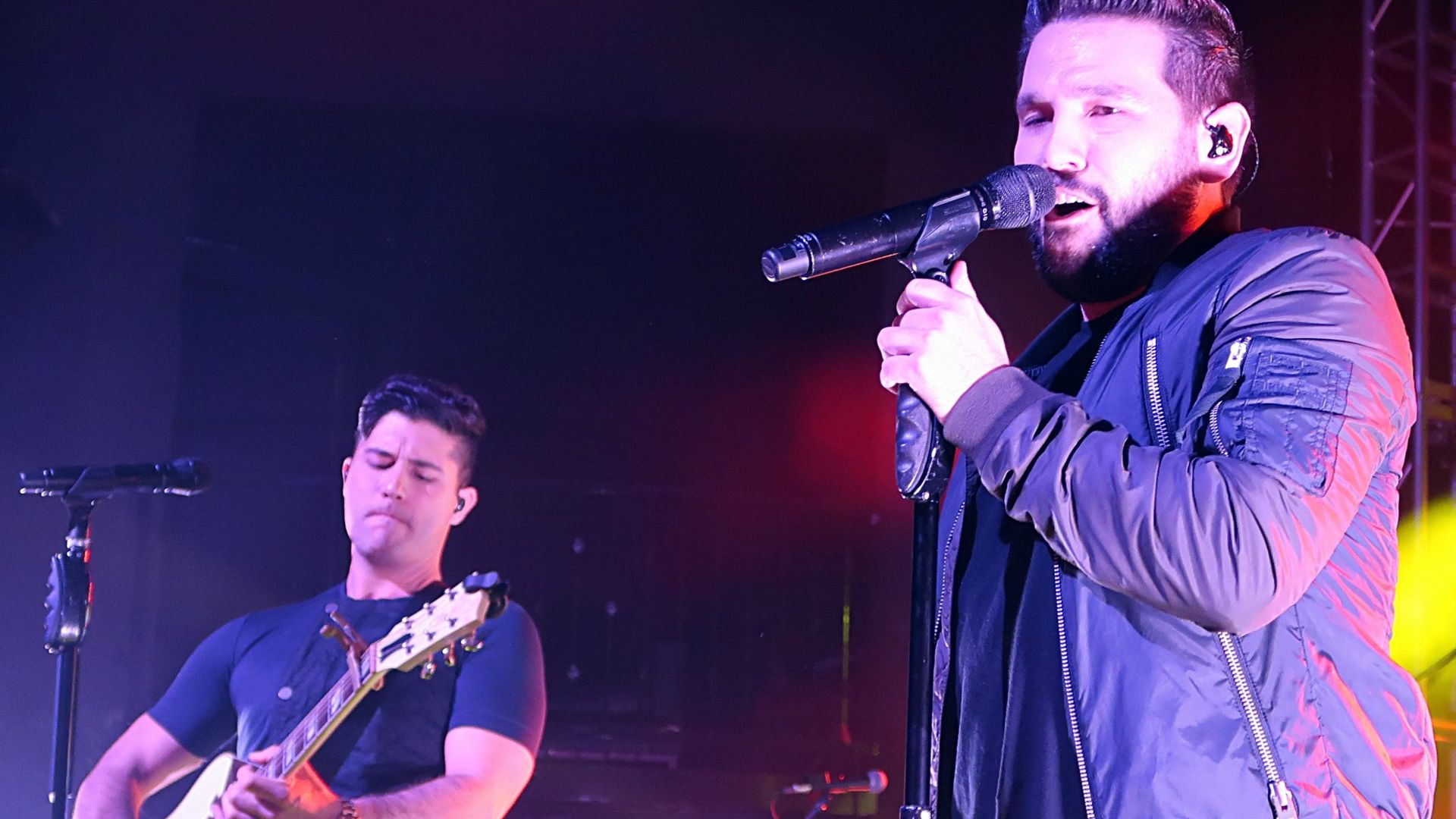 File:Dan + Shay in 2017 (cropped).jpg