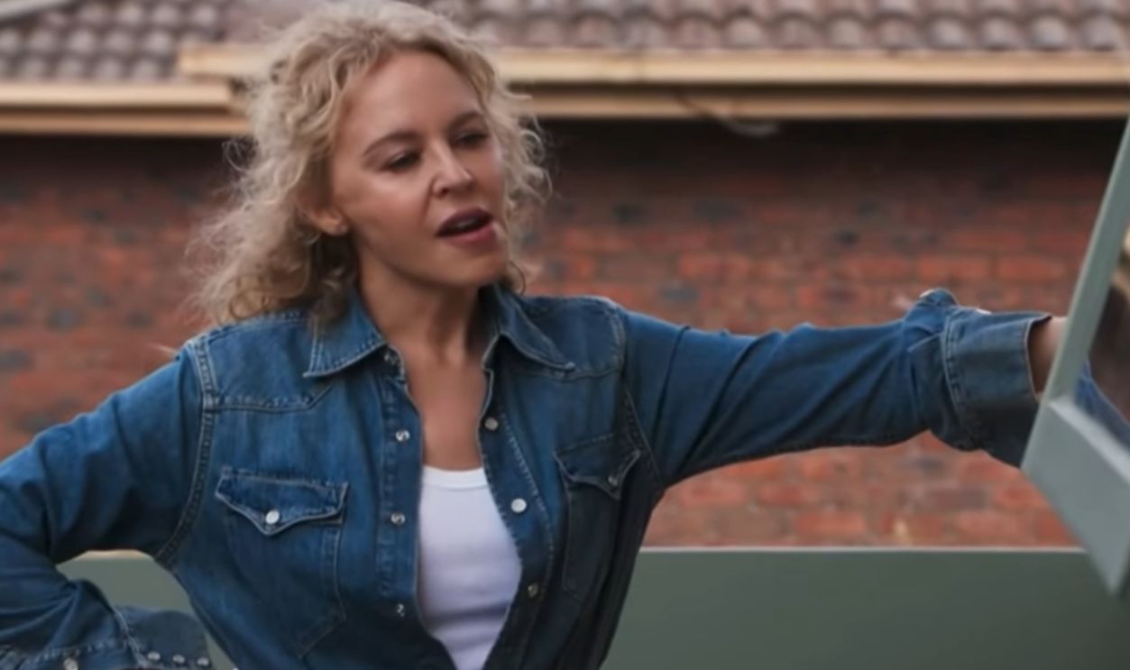 Screenshot from Neighbours (1985–2022)