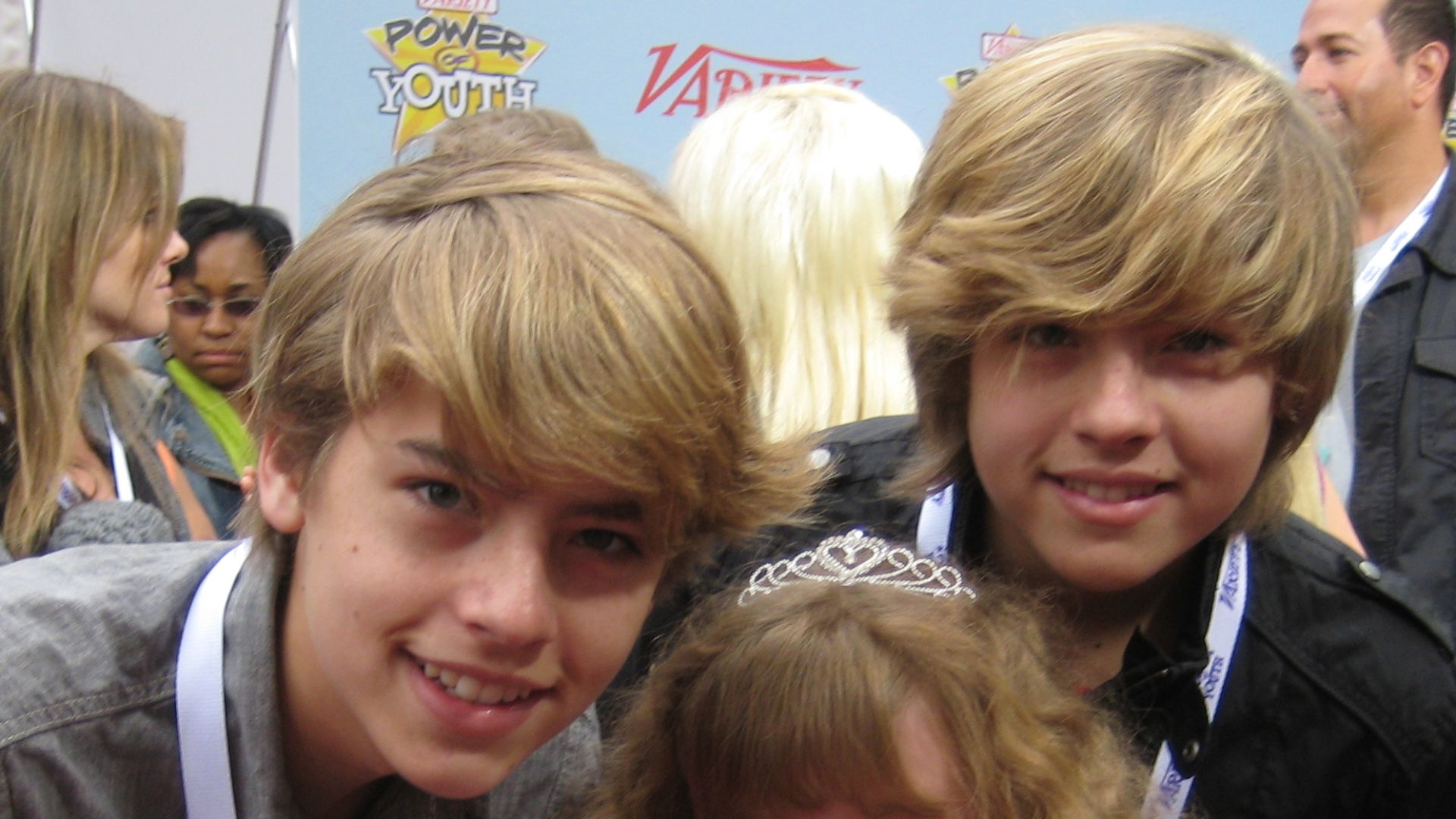File:Dylan and Cole Sprouse with Piper.jpg