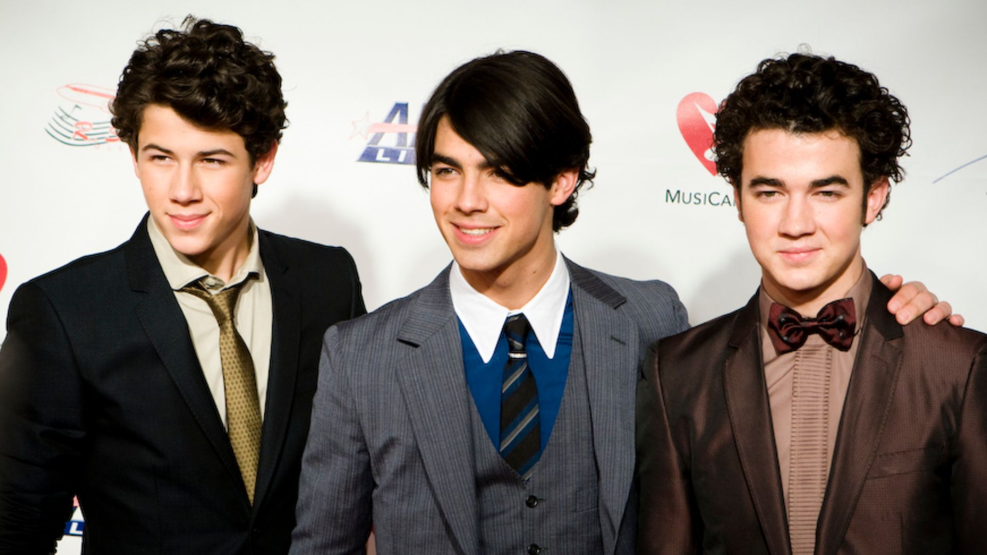 File:Jonas Brothers 2009.jpg