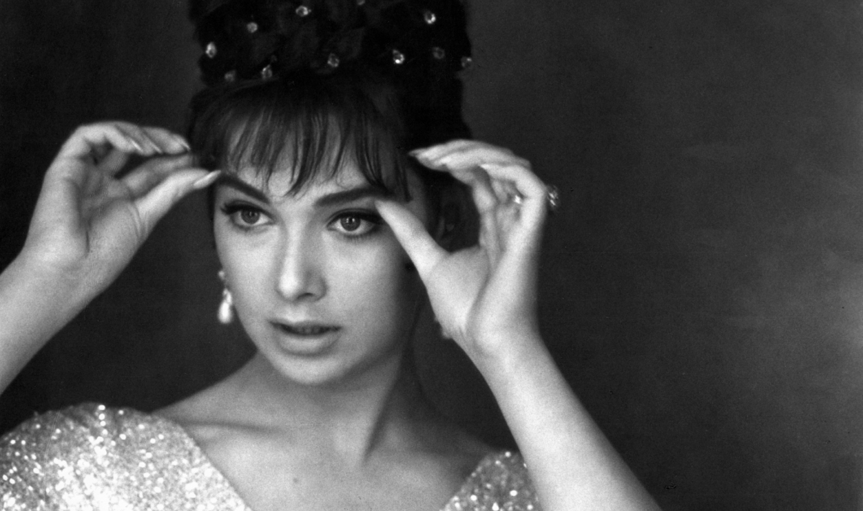 Suzanne Pleshette Fixing MakeUp