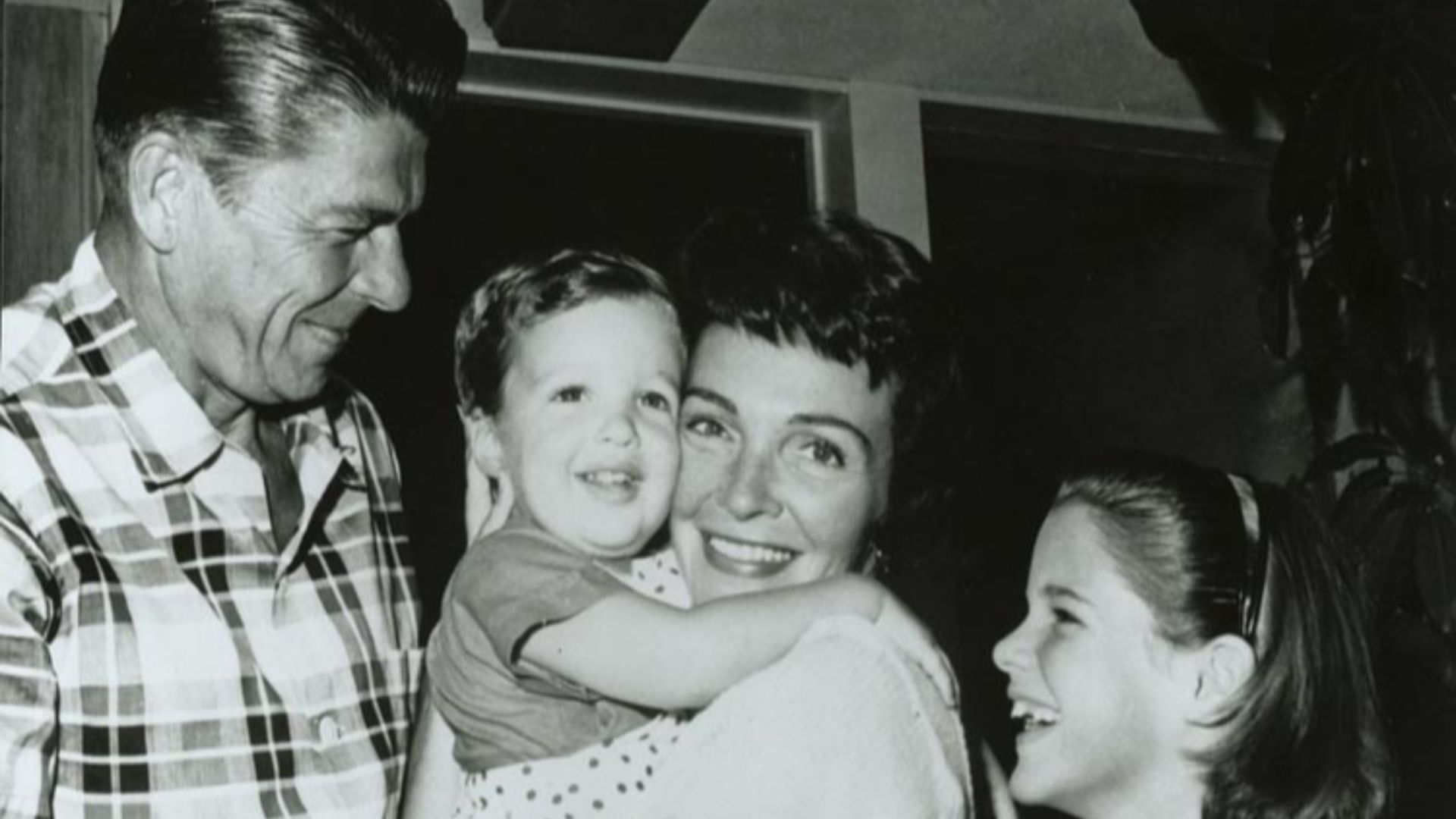 File:Ronald Reagan, son Ron, Nancy Reagan and daughter Patti outside their Pacific Palisades home in California.jpg