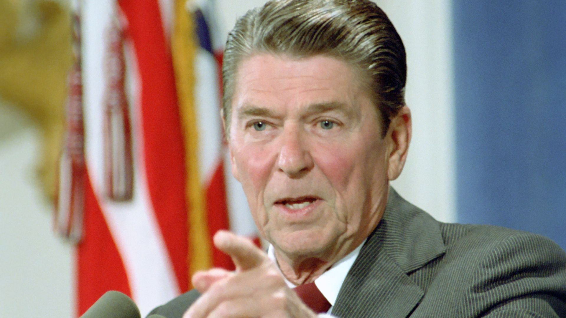 File:President Ronald Reagan pointing from podium during 13th Press Conference in the East Room.jpg