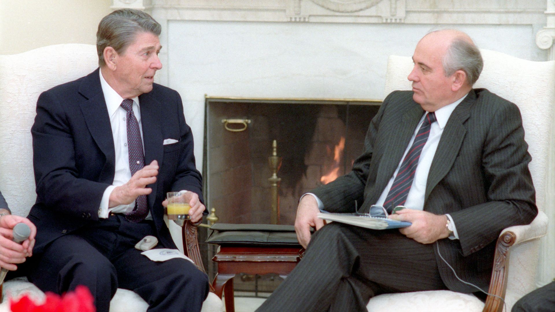 File:President Ronald Reagan and Soviet General Secretary Mikhail Gorbachev.jpg