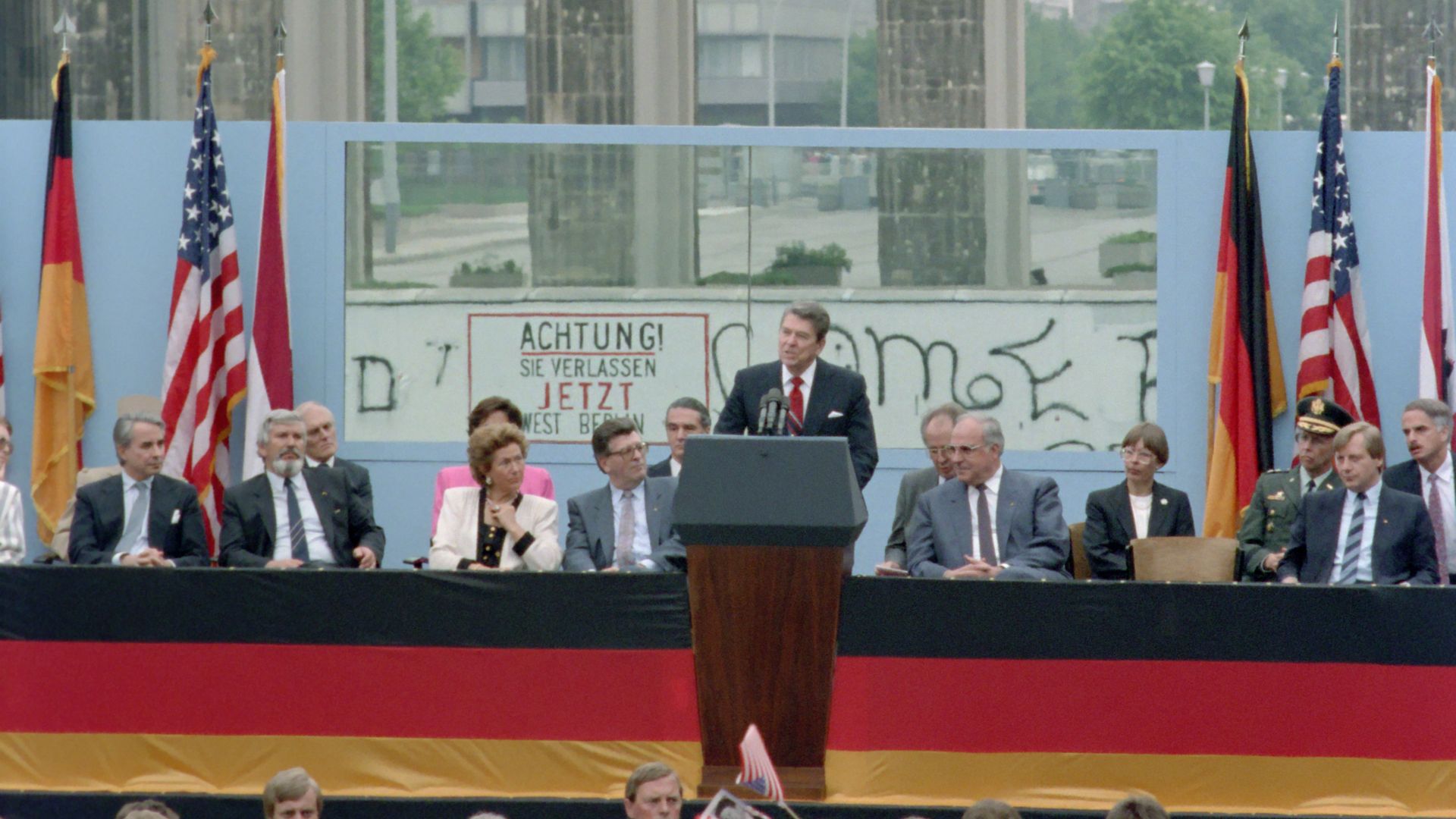 File:President Ronald Reagan making his Berlin Wall speech at Brandenburg Gate in West Berlin.jpg