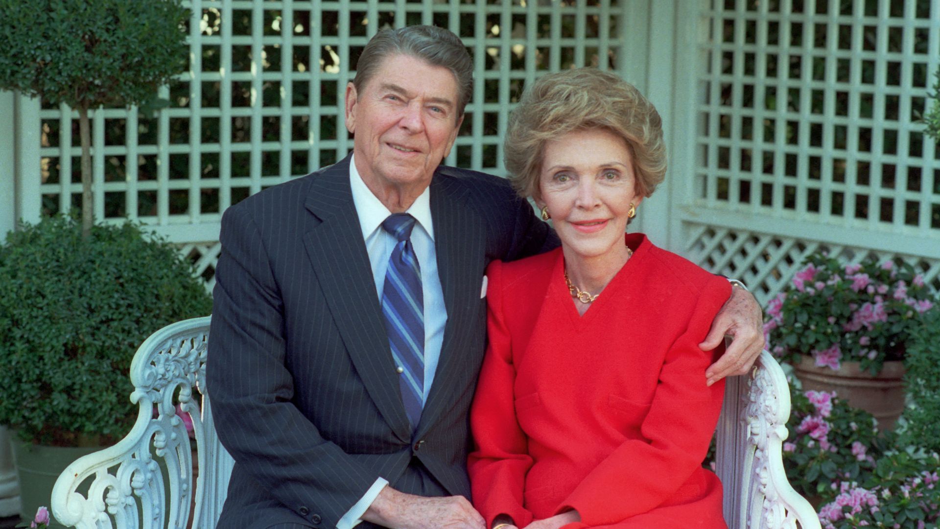 File:President Ronald Reagan and Nancy Reagan pose on the White House grounds.jpg