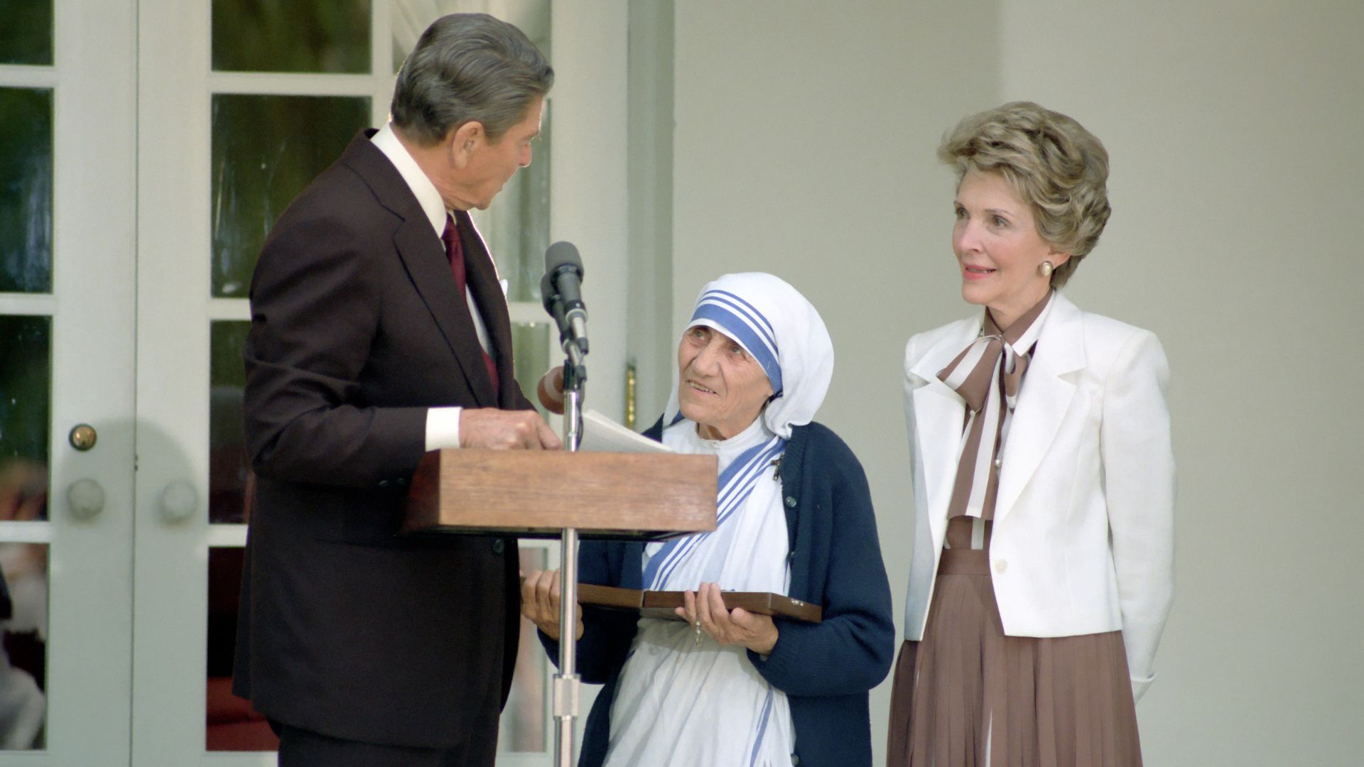File:President Ronald Reagan presents Mother Teresa with the Medal of Freedom at a White House Ceremony in the Rose Garden.jpg