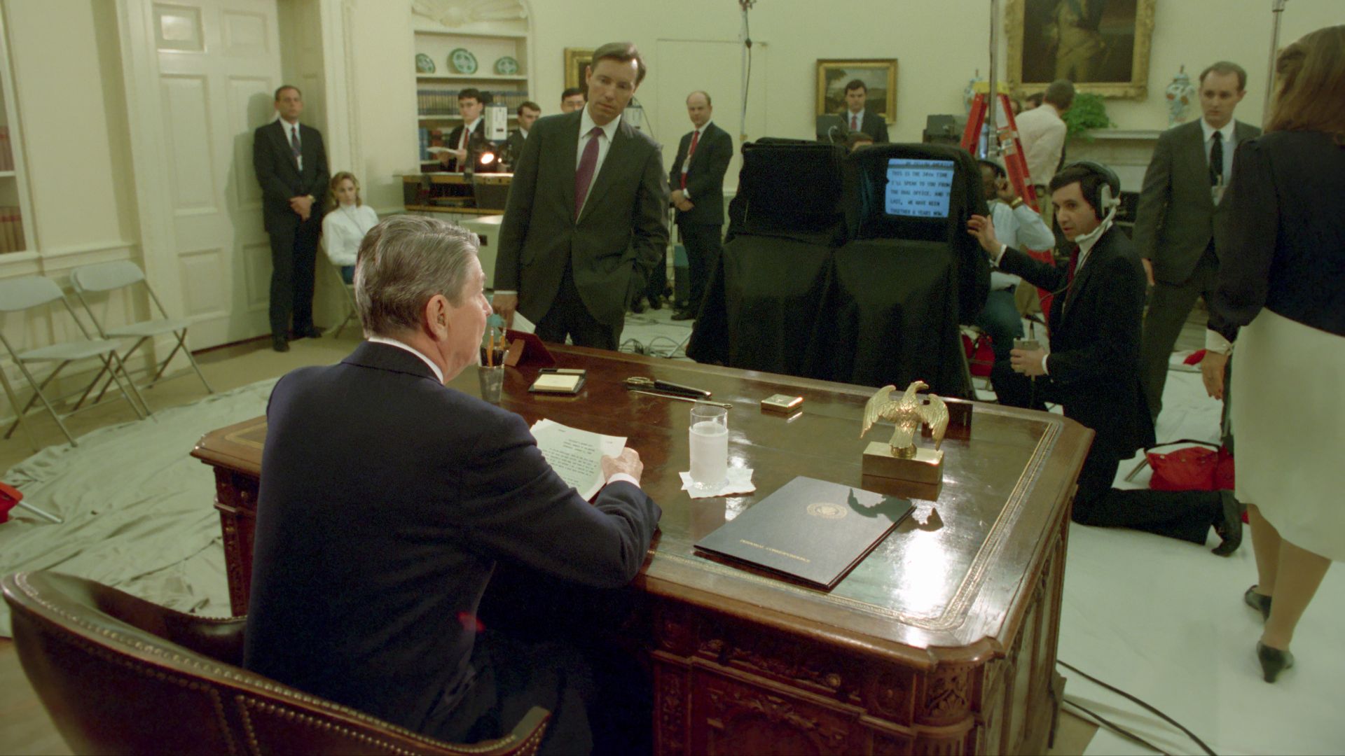 File:President Ronald Reagan prepares for his farewell address.jpg
