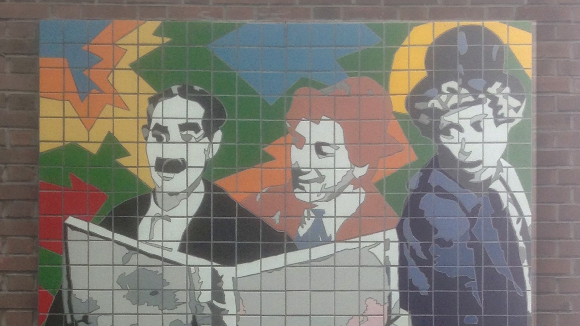 File:Harpo, Groucho et Karl.png
