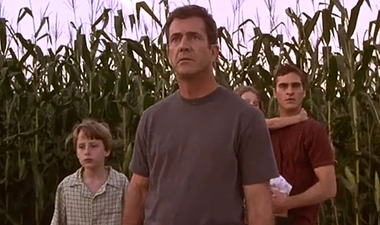 Screenshot from Signs (2002)