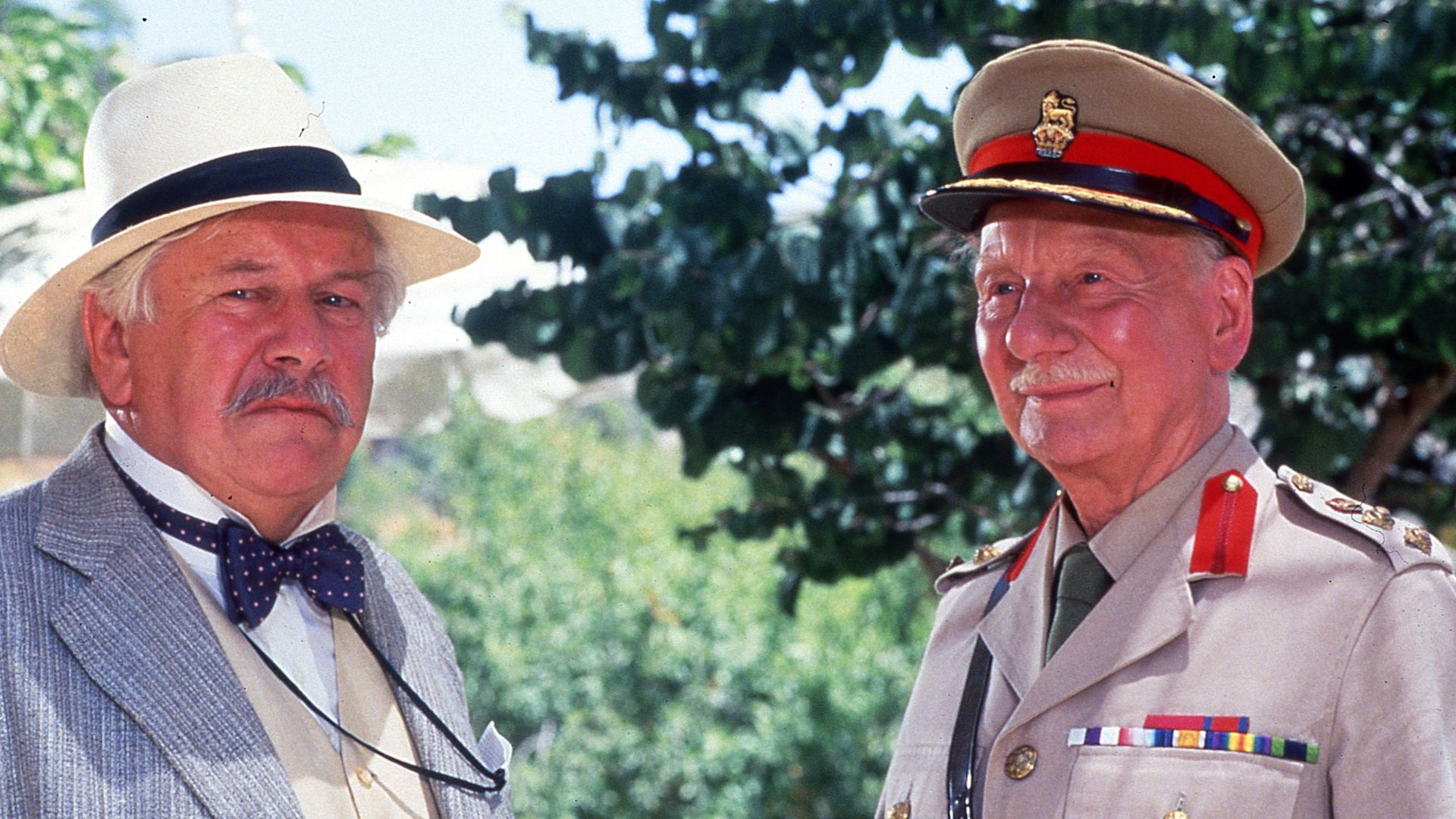 File:פיטר יוסטינוב וסר ג׳ון גילגוד בסרט מפגש עם המוות.jpg