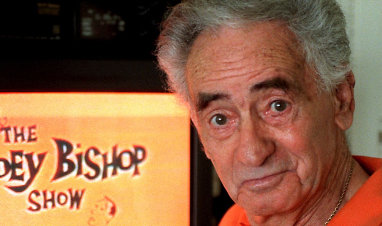 CA.Bishop.Look.RDL (kodak) (4/27/98) (Newport Beach, CA) At his Newport Beach home, Joey Bishop is photographed with the opening title from the 1960's TV series, 