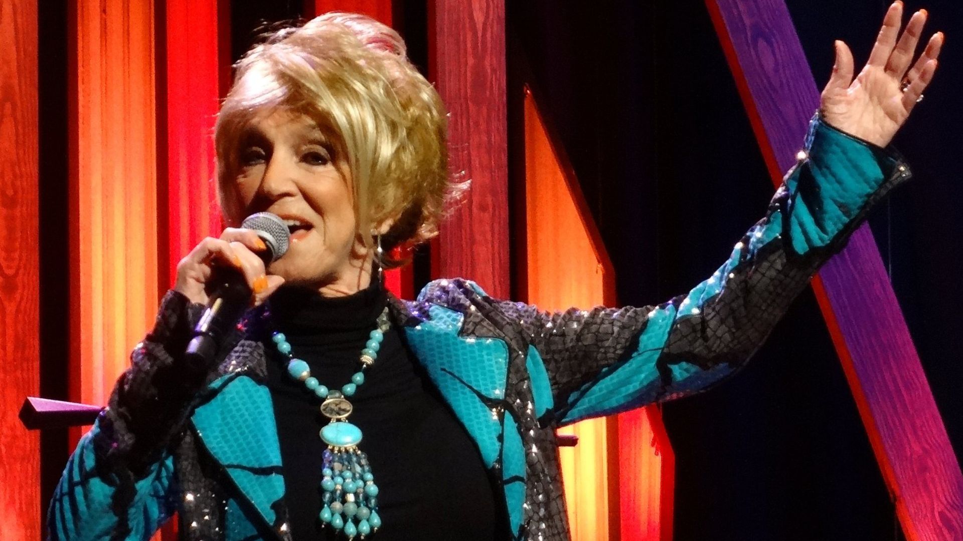 File:Jeannie on Opry 040818.jpg