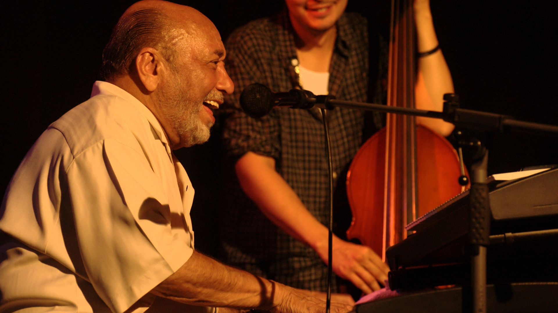 File:Eddie Palmieri mit Bassist Luques Curtis.jpg