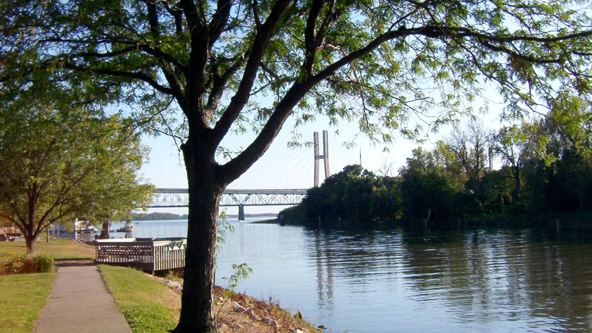 File:Quincy (Illinois) riverfront 2002.jpg