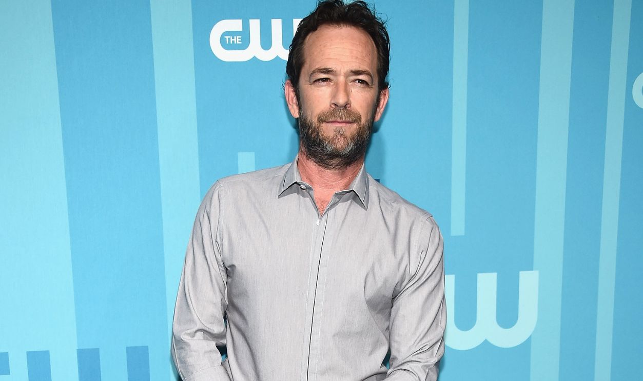  Luke Perry attends the 2017 CW Upfront on May 18, 2017 in New York City. 