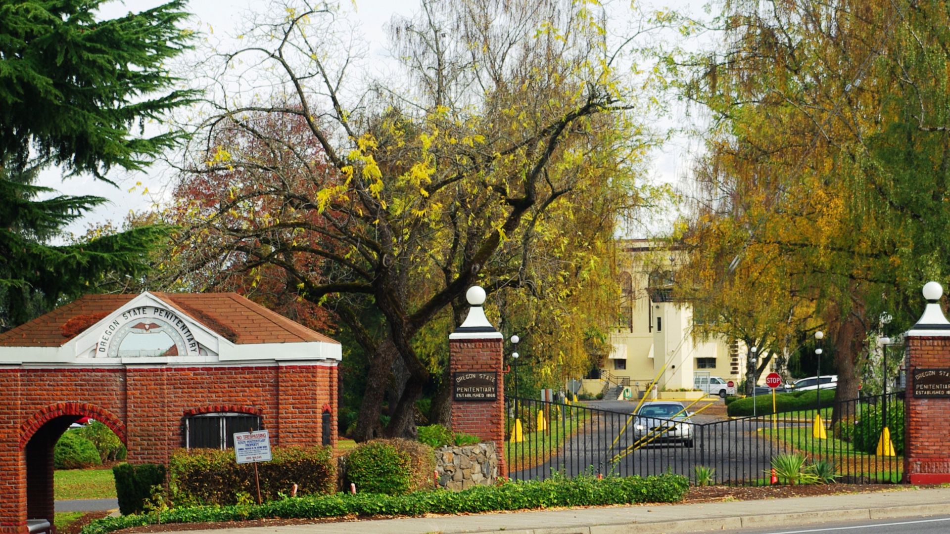File:Oregon State Penitentiary gate.JPG
