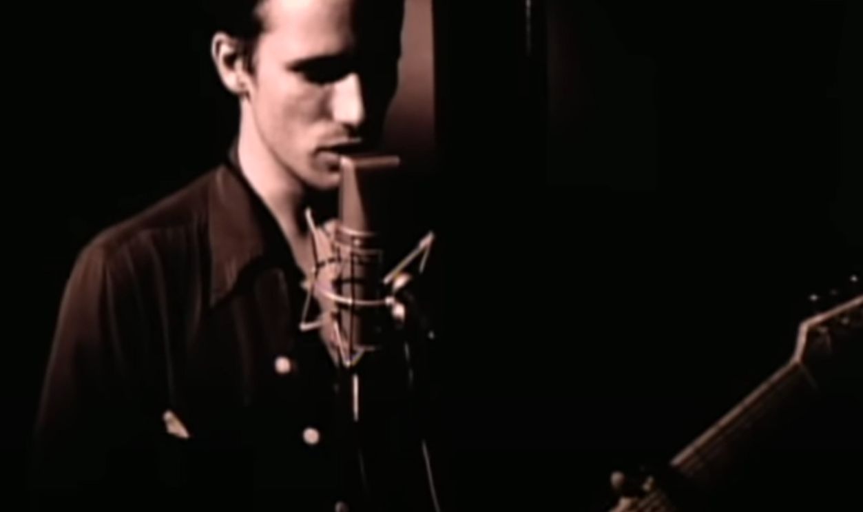 Screenshot from Jeff Buckley – Hallelujah (1994)