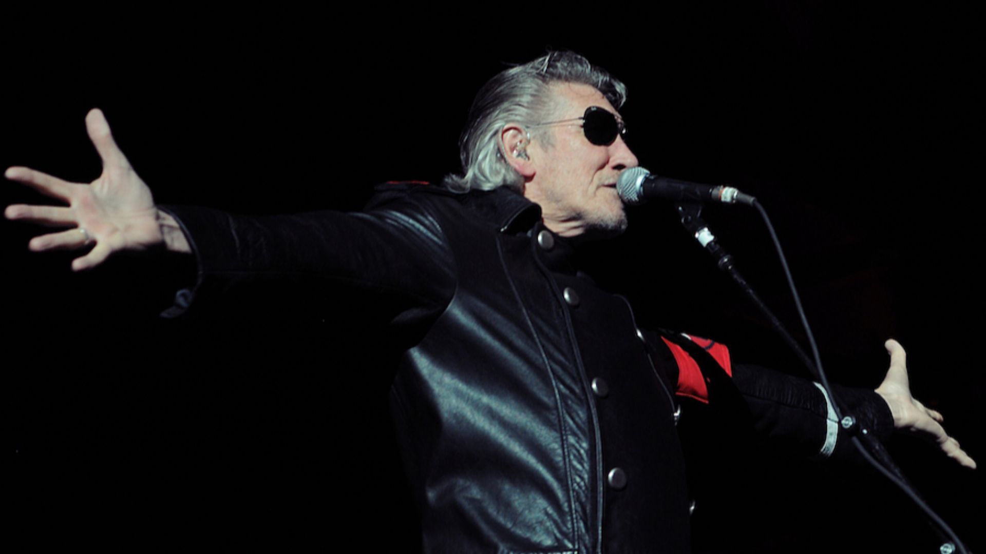 File:Roger Waters - The Wall in Ottawa (7451688452).jpg