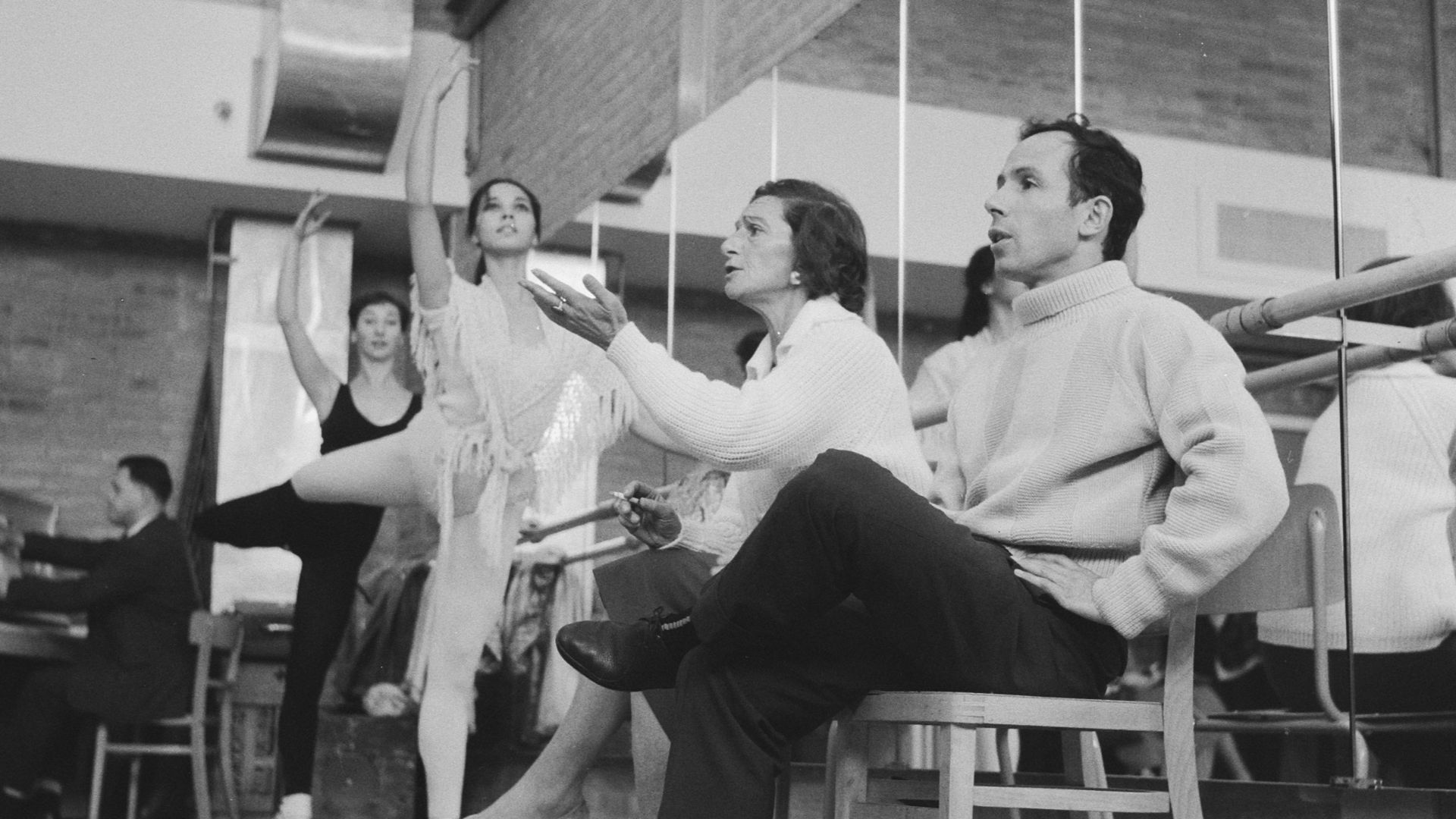 File:Repetitie Nationaal Ballet Sonia Gaskell geeft aanwijzingen Naast haar balllet, Bestanddeelnr 913-1508.jpg