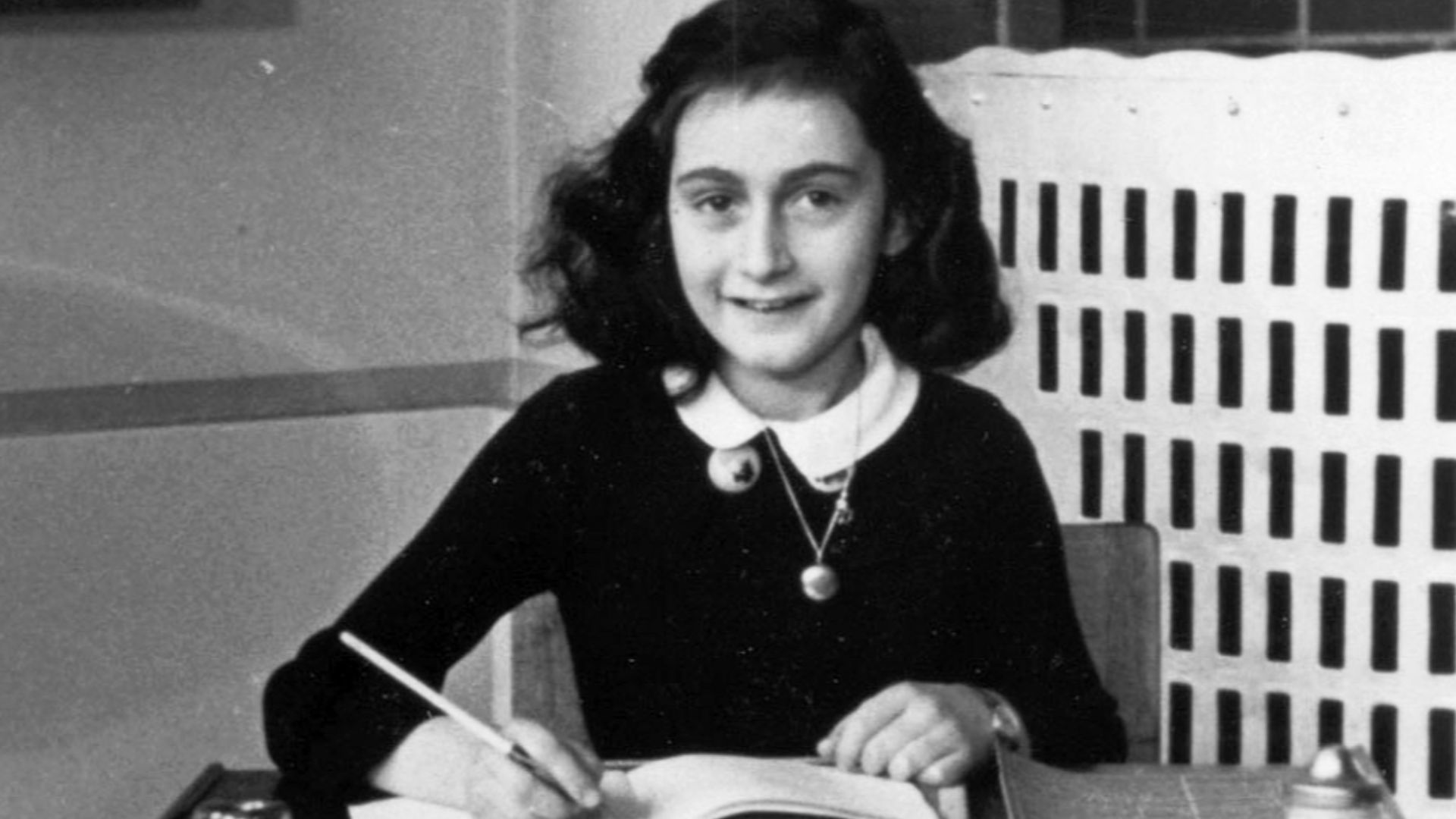 File:AnneFrank1940 crop.jpg