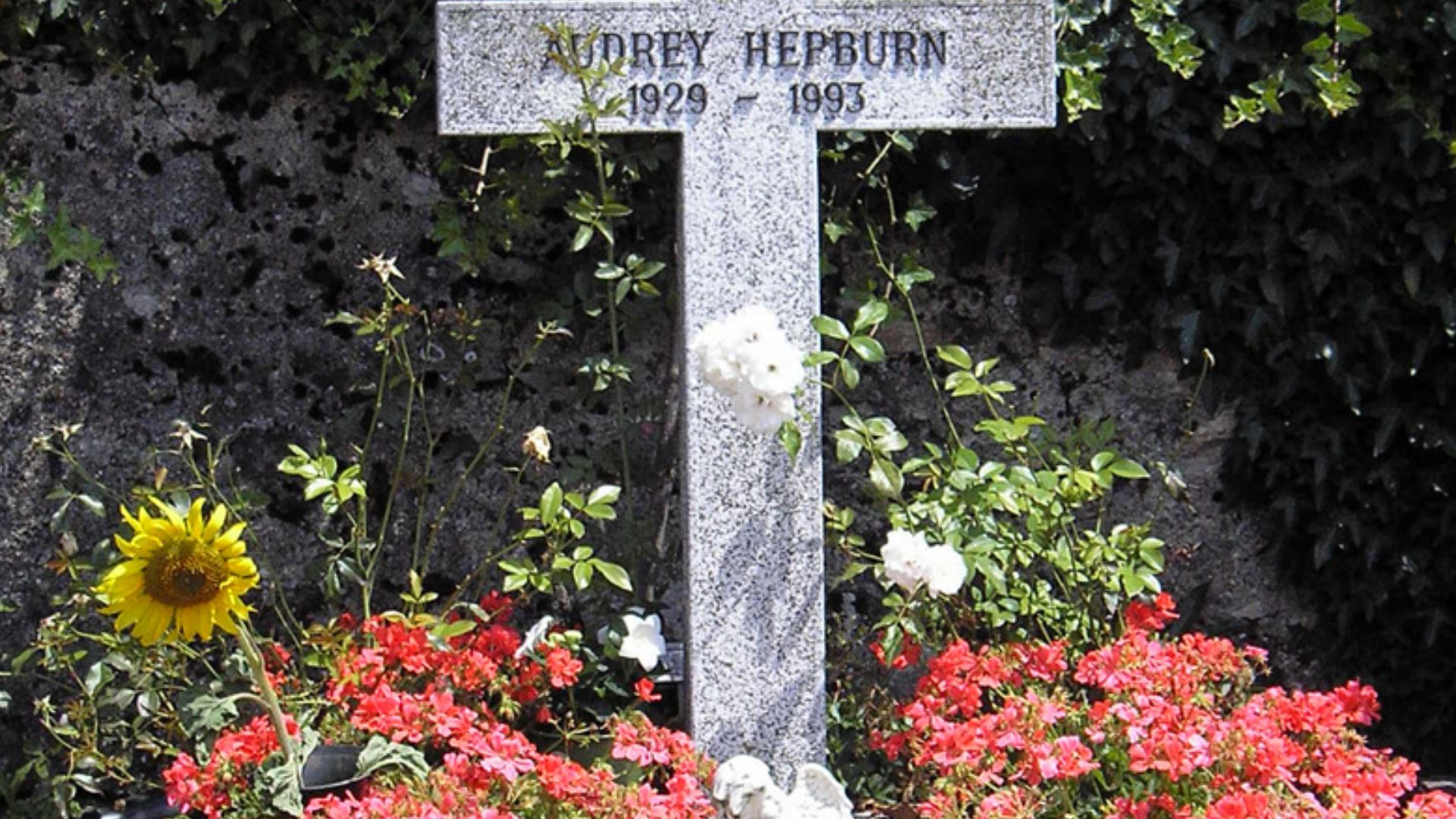 File:Grave of Audrey Hepburn, Tolochenaz, Switzerland - 20080711.jpg