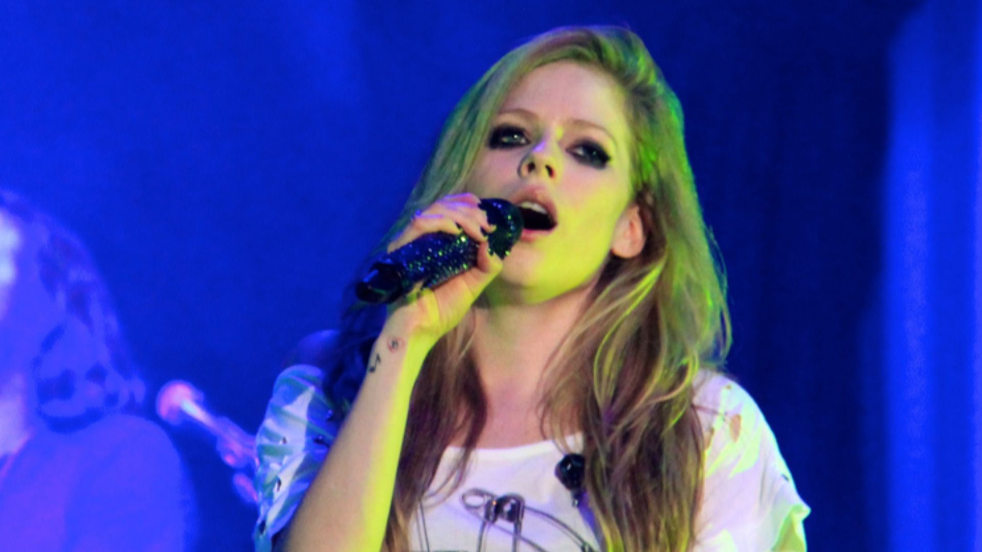 File:Avril Lavigne 2011.jpg