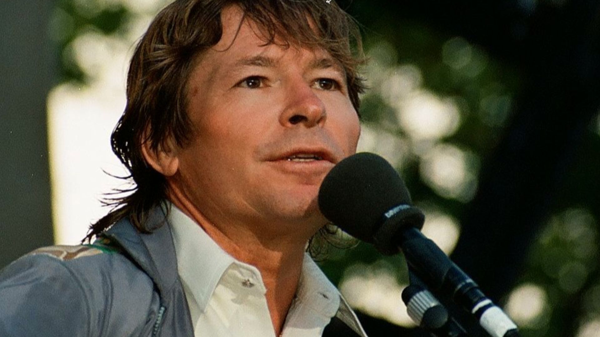 File:John Denver serenades the crowd (48591893031).jpg