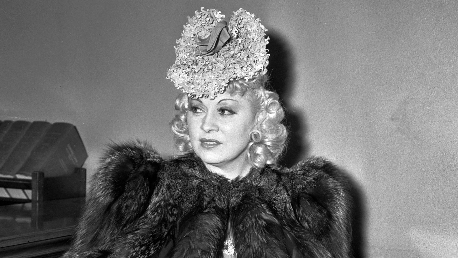 File:Mae West in court 1940-02-20 (3).jpg