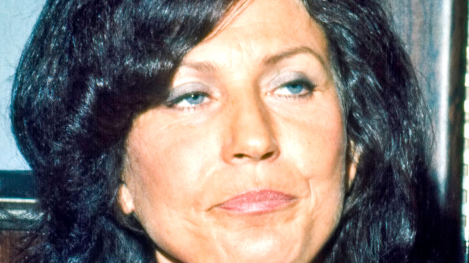 File:Loretta Lynn 1975 on tour (cropped).jpg