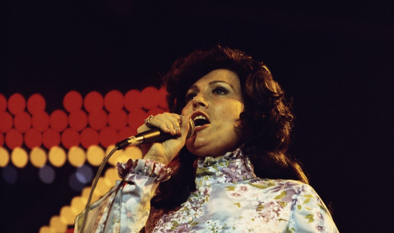Loretta Lynn In Concert Loretta Lynn, U.S. country music singer-songwriter, singing into a microphone during a concert, circa 1970.