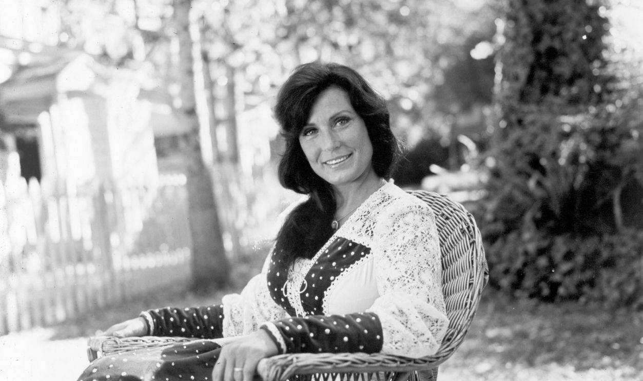 Loretta Relaxes 1978, Portrait of American country singer and songwriter Loretta Lynn seated outdoors on a lawn.