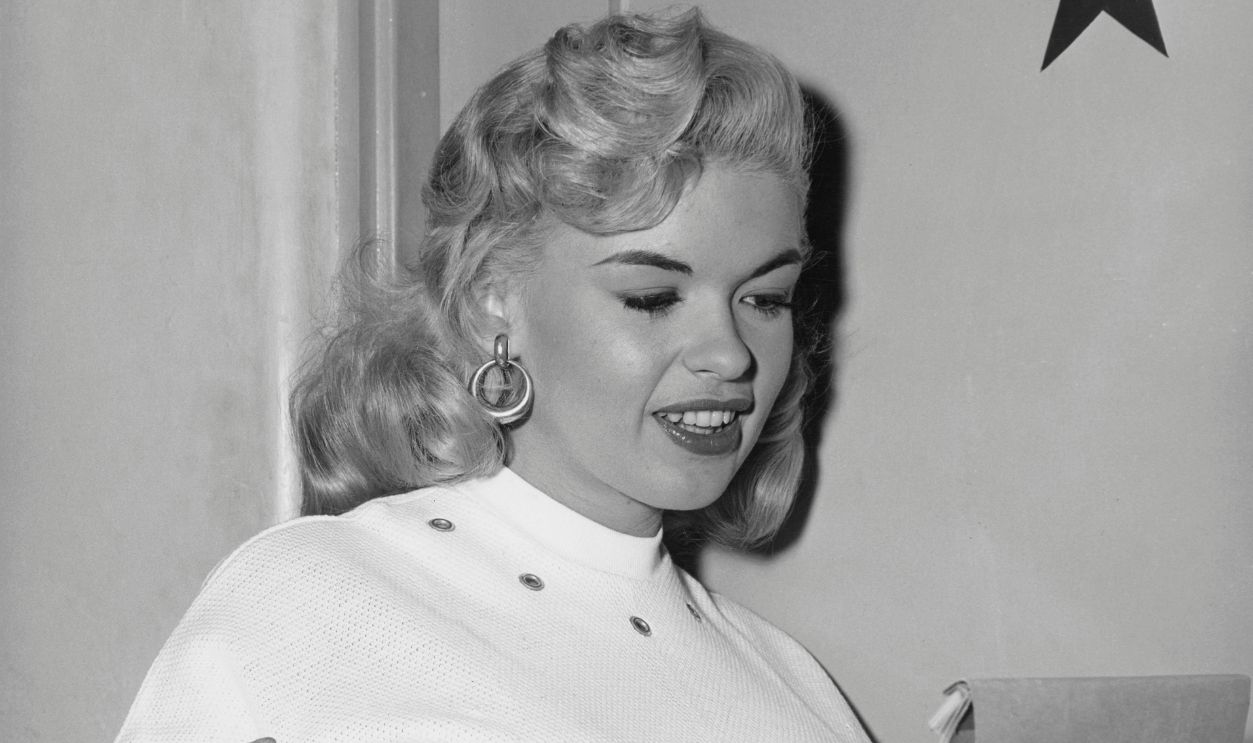 Jayne Mansfield with her Chihuahua American actress Jayne Mansfield ( 1933 – 1967) reads from a notepad while holding her pet Chihuahua, US, May 1956. 