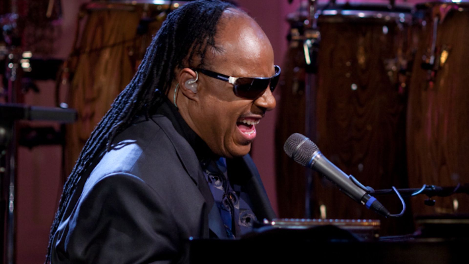 File:Stevie Wonder performs (cropped).jpg