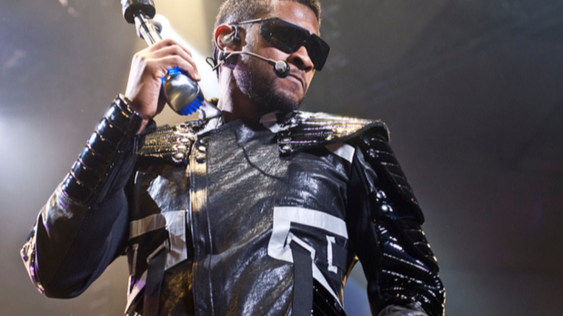 File:Usher at Madison Square Garden by Loren Wohl.jpg