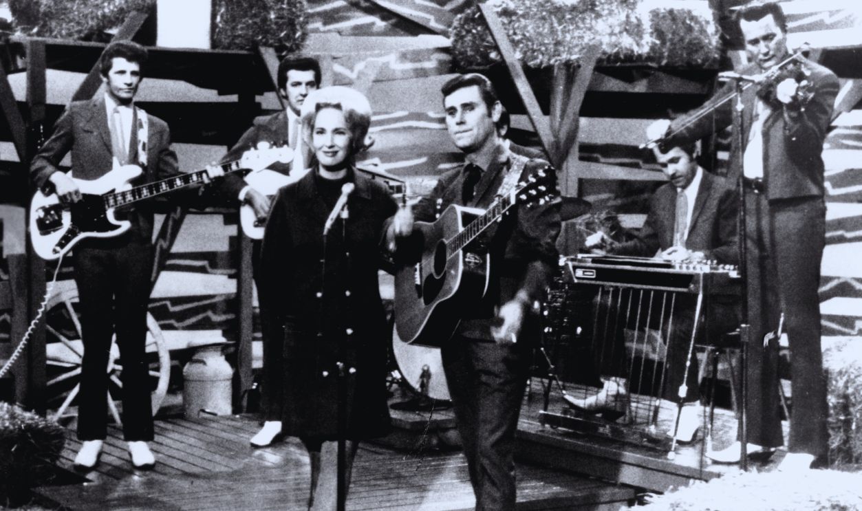 Gettyimages  - 74301503, Tammy Wynette And George Jones Performing Onstage with the Jones Boys