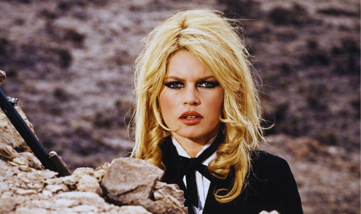 Kino. Brigitte Bardot Die schoene Graefin Irini Lazaar (Brigitte Bardot) geraet in Gefahr, als sie mit ihren Freunden durch ein fuer Weisse gesperrtes Apachen-Reservat reist. , 1968, 1960er, 1960s, Film, Portrait, Shalako, Western, Shalako.