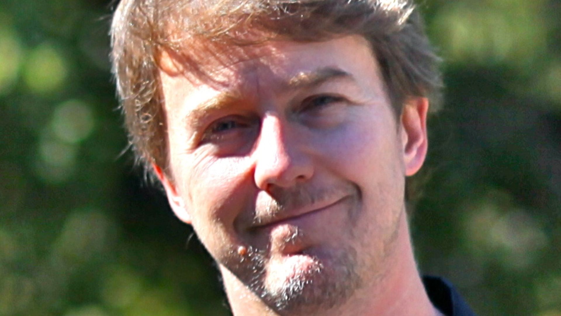 File:Edward Norton in Kenya (2010).jpg