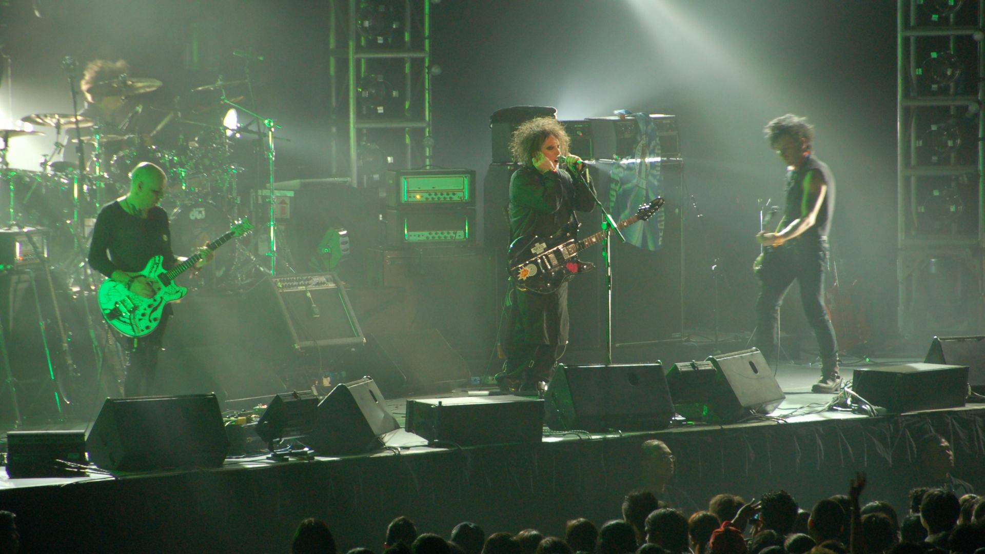 File:The Cure Live in Singapore 2- 1st August 2007.jpg