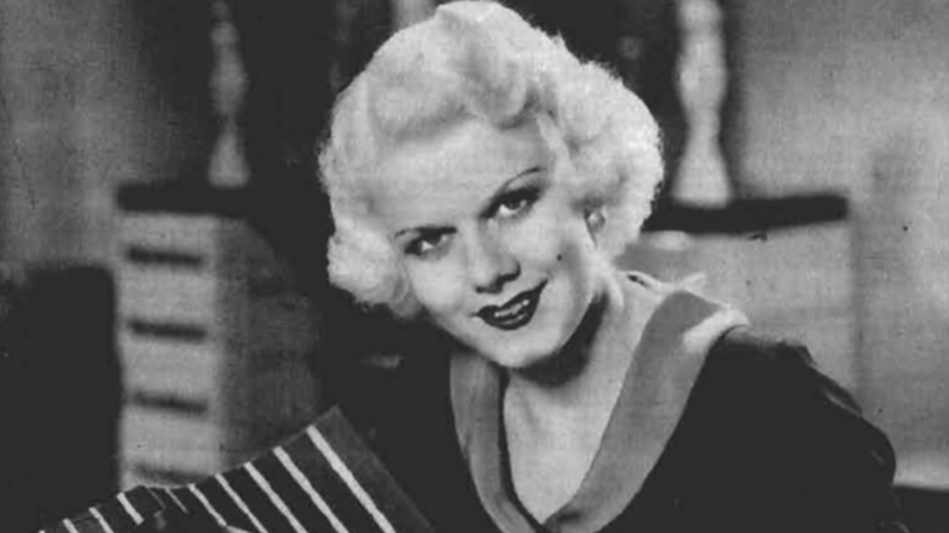 File:Jean Harlow leyendo Revista Ecran (1932).jpg