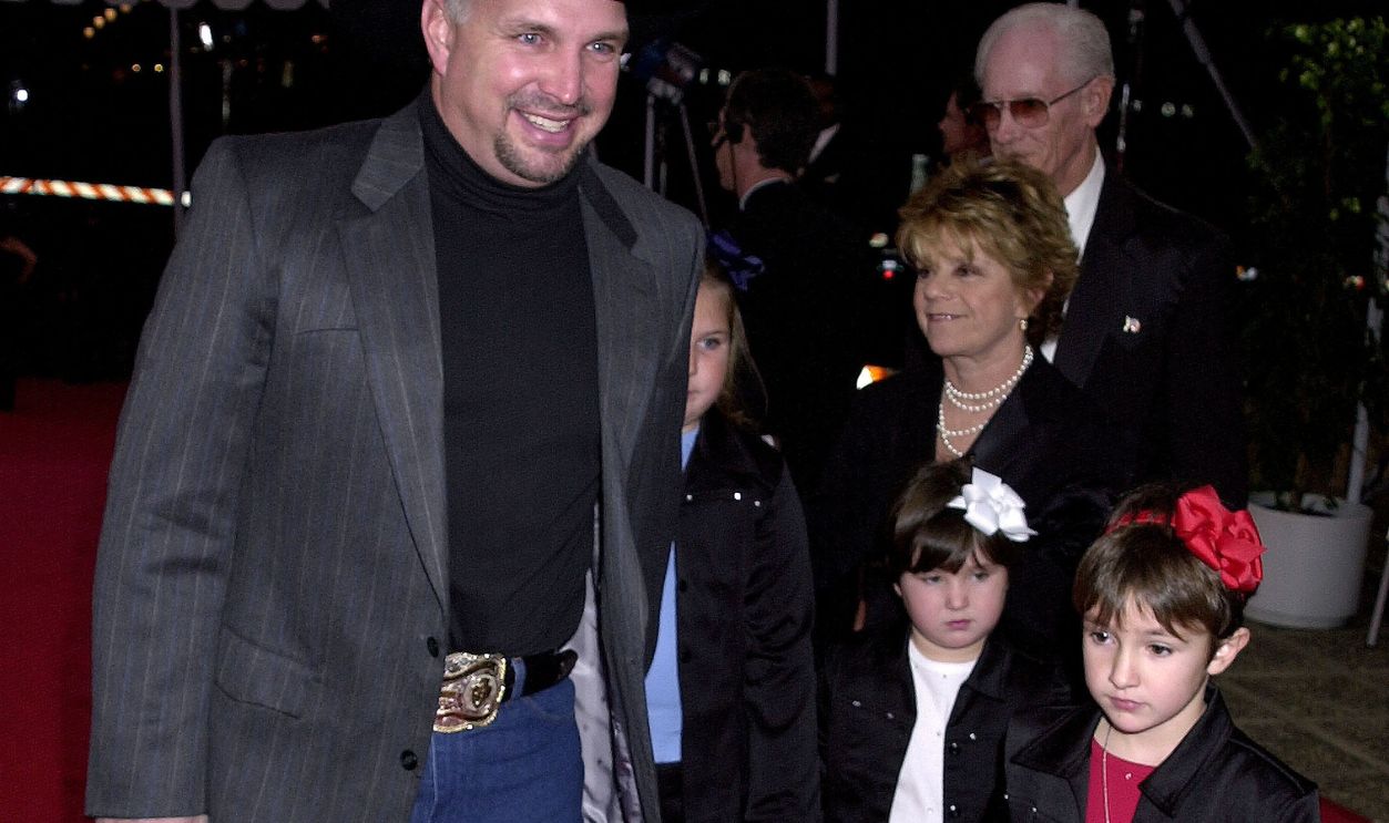 Garth Brooks and his kids arrive at the 28th People's Choice Awards