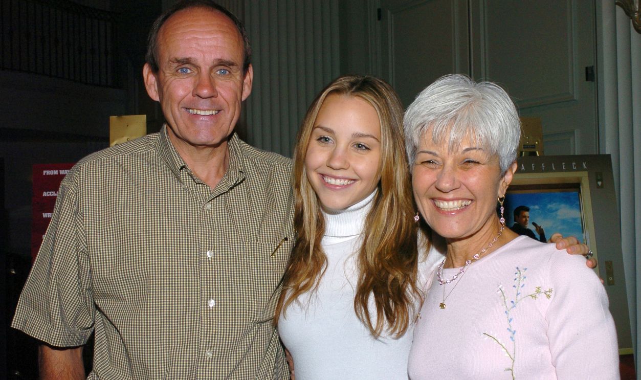 Amanda Bynes (center) with parents Rick and Lynn Bynes 