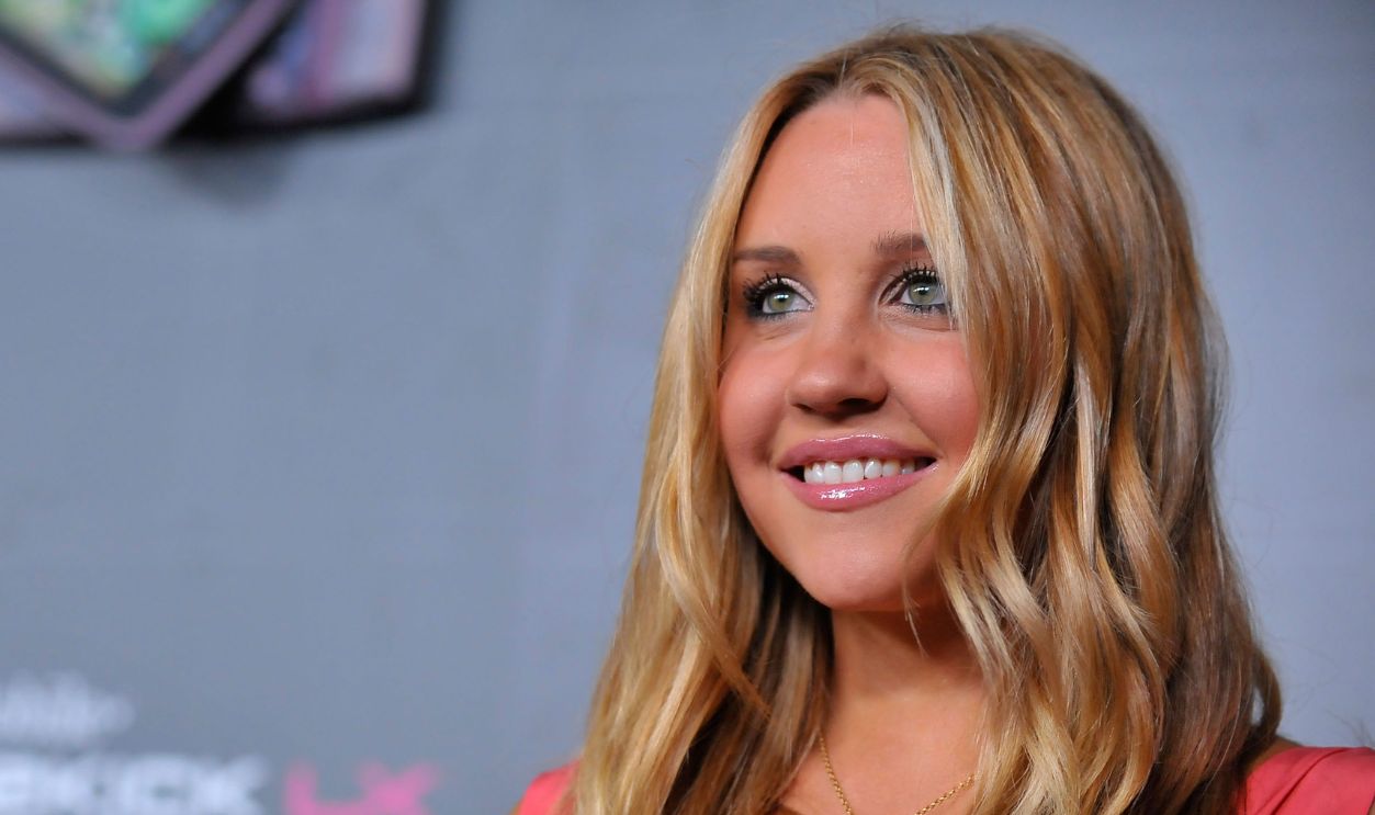 Actress Amanda Bynes arrives at the T-Mobile Sidekick LX launch event at Paramount Studios on May 14, 2009 in Hollywood, California.
