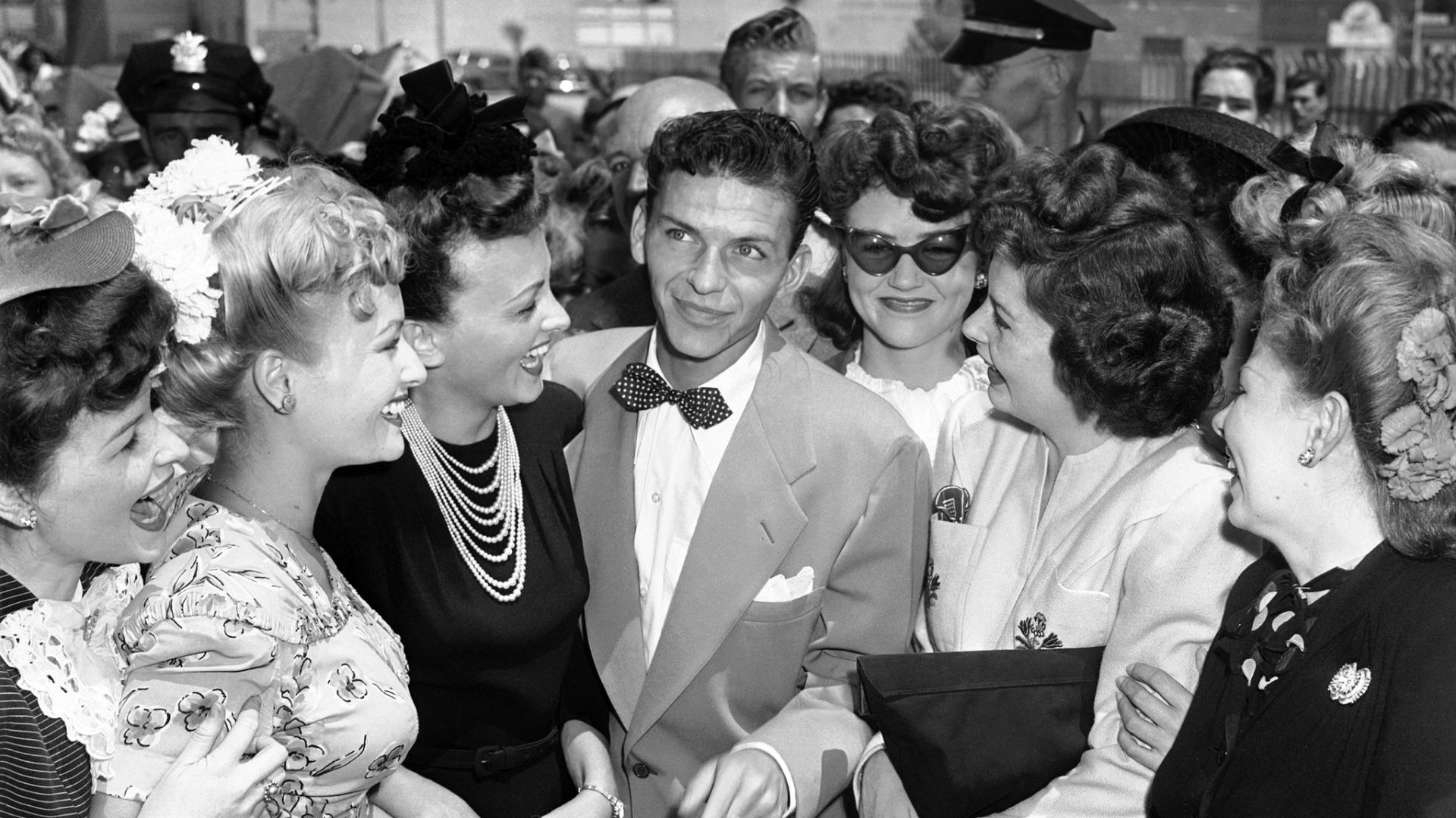 File:Frank Sinatra with lady fans in Pasadena (1943-08-11 AP photo).jpg